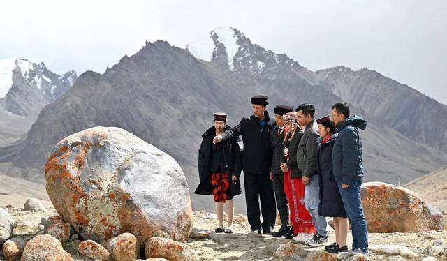 皇冠登一登二登三区别_我们放羊的地方就是中国的领土皇冠登一登二登三区别！龙吉克·卡德尔：我的父亲是《冰山上的来客》主人公原型