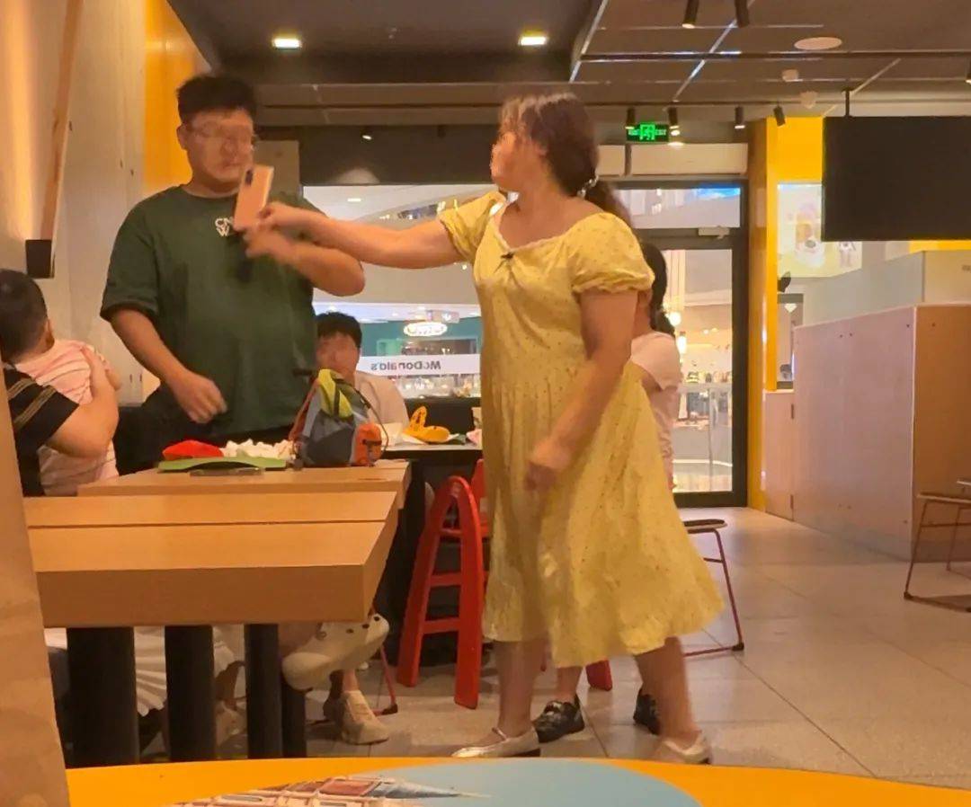 皇冠体育App下载_女子在麦当劳殴打辱骂他人皇冠体育App下载，叫嚣：“我认识大把警察”，打伤工作人员赔偿后又反悔投诉