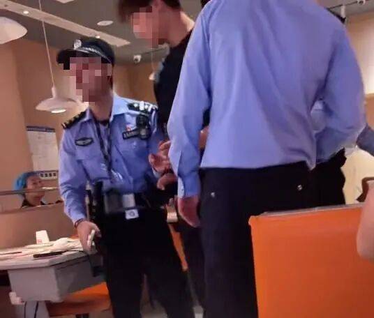 怎么开皇冠信用网_小伙和女友餐厅吃饭怎么开皇冠信用网，被民警赶来戴铐带走；警方回应：其女友与一离家女孩“撞脸”，错抓已道歉