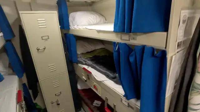 皇冠信用网申请_双层软卧变三层硬卧！福建舰宿舍首次公开皇冠信用网申请，咋比辽宁山东舰还挤？
