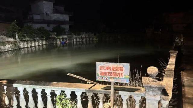 法甲联赛在哪里看_江西警方：罗某某（女法甲联赛在哪里看，49岁）驾车坠入池塘致8死；当地村民称罗某某为幼儿园园长，事发前正送多名儿童回家