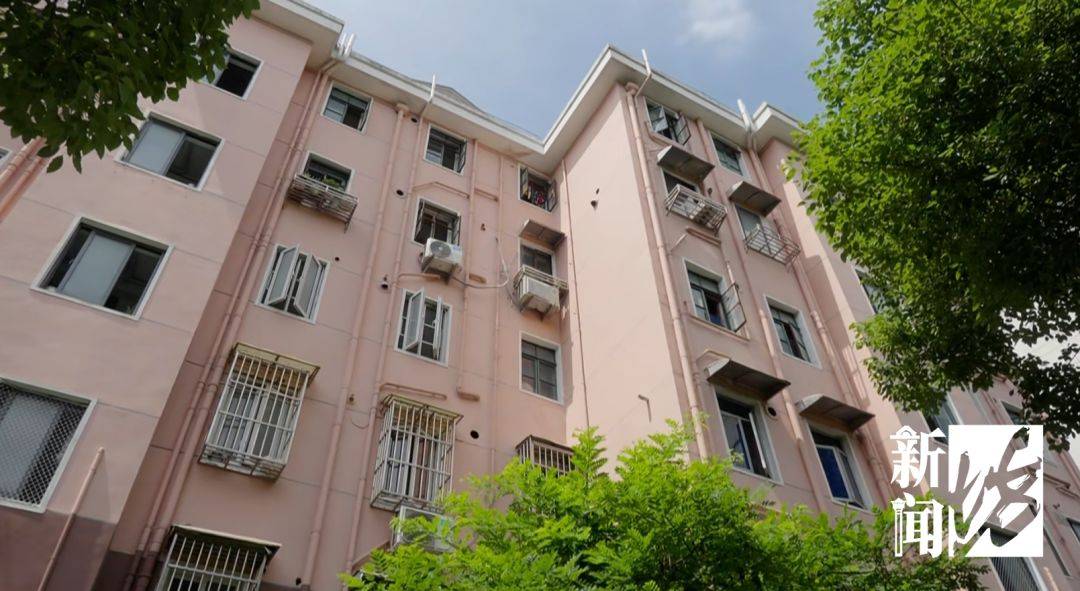 捷克足球_上海六旬男子自称“闭关修行”捷克足球，家中臭气熏天，邻居：他大小便都在塑料袋里